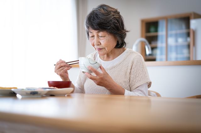 孤食がリスクを招く？ ひとり暮らし高齢者の低栄養を防ぐには