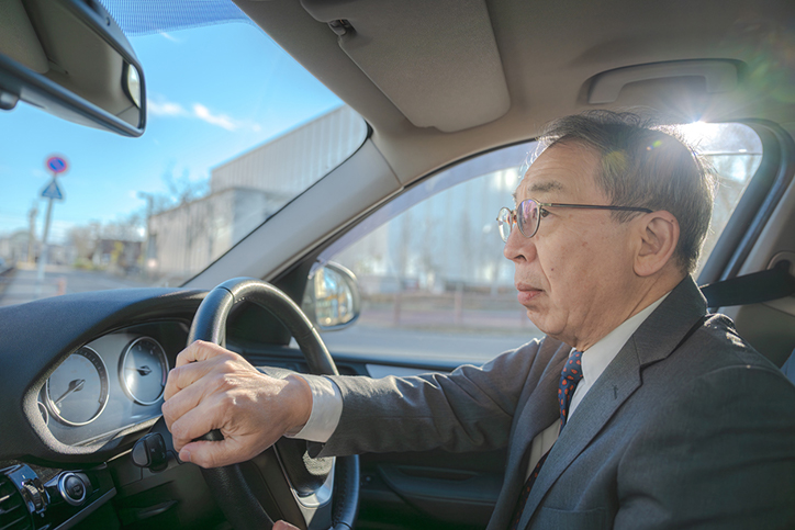 高齢者の免許証更新　高齢者講習と認知機能検査は何歳から必須？　免許証返納も考えるべき？